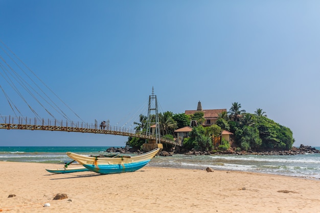 Une petite île près de la plage au bord de l'océan. Colombo, Sri Lanka - 02.03.2018