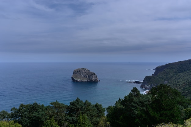 Petite île rocheuse solitaire