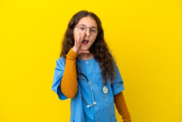 Petite infirmière fille isolée sur fond jaune criant avec la bouche grande ouverte