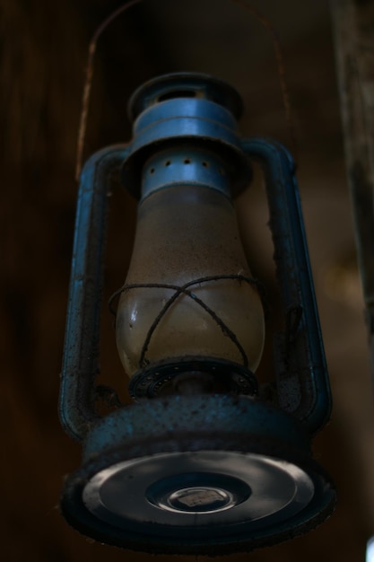 Photo une petite lanterne est posée sur une table en bois.