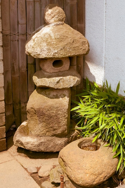 Petite lanterne en pierre traditionnelle près de la maison japonaise