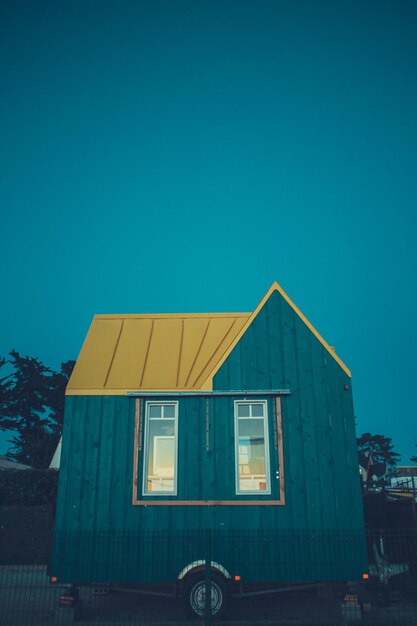 Photo une petite maison bleue moderne au crépuscule photographie prise en france