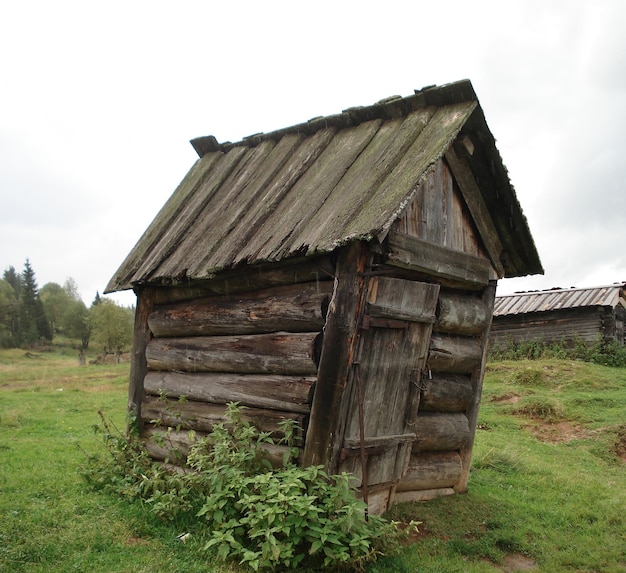 Une petite maison en bois avec une petite porte au milieu.