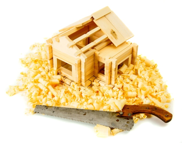 La petite maison en bois, scie et rasage sur blanc