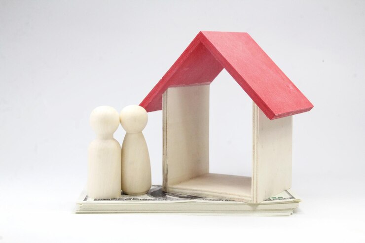 Photo une petite maison en bois avec un toit rouge à côté d'un petit personnage.