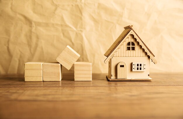 Petite maison et cubes en bois