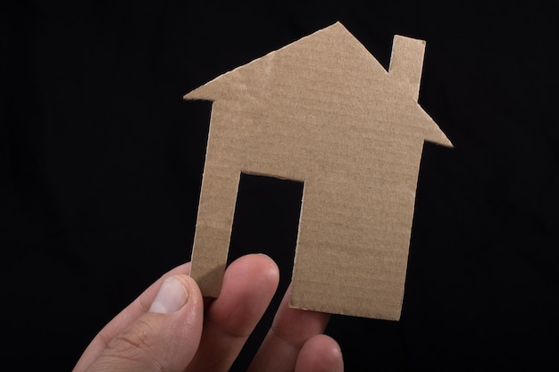 Petite maison découpée dans du papier à la main en vue