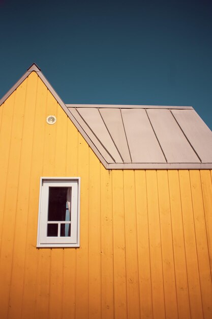 Photo petite maison jaune photographiée en france