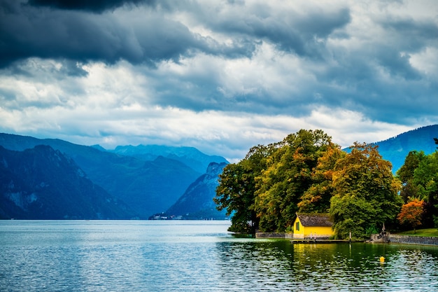 Petite maison jaune près de la forêt au large lac Traunsee à Gmunden