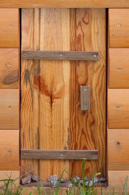 Petite maison de jouet porte en bois gros plan extrême