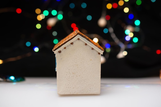 Petite maison modèle de jouet dans les lumières de Noël