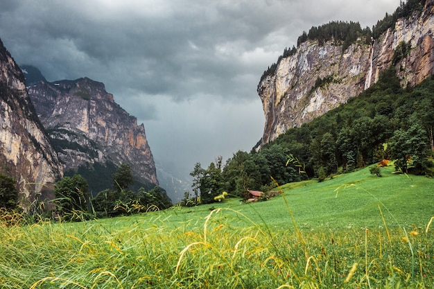 Petite maison prairie nuages bas dans les montagnes des Alpes suisses vallée de Lauterbrunnen en Suisse