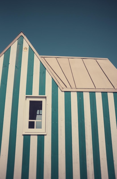 Petite maison à rayures bleues et blanches Photographie prise en France