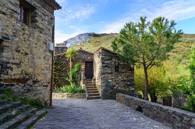 Petite maison de village à côté de la montagne et cheminée fumant le matin. Patones de Arriba Madrid