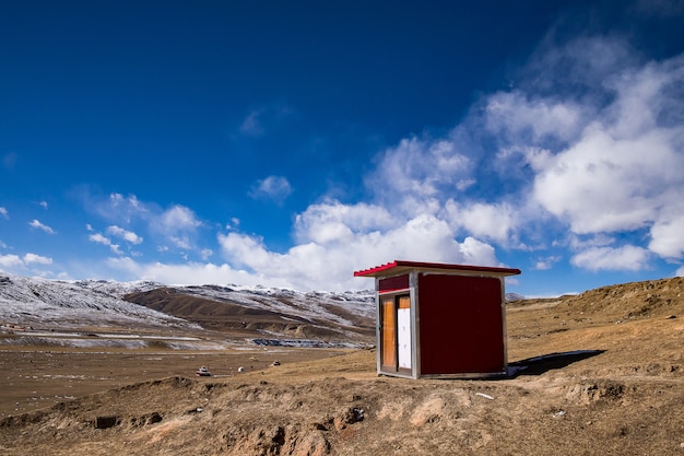 Petite moines tibétaines rouges cabane sur la montagne avec un ciel bleu