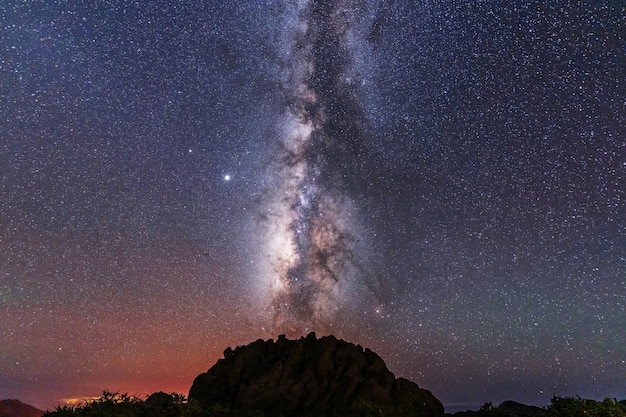 Une Petite Montagne Sous La Belle Voie Lactée, Astrophotographie