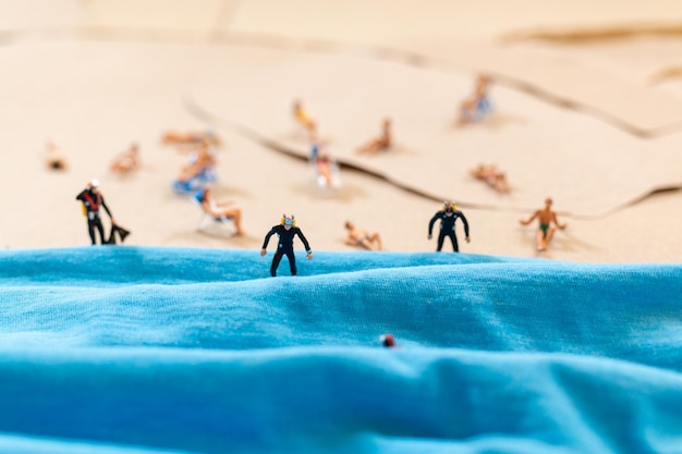 Photo une petite personne en combinaison de plongée sur la plage en été