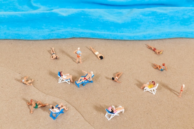 Photo une petite personne en maillot de bain se détend sur la plage en été