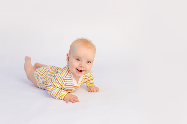 Petite petite fille se trouve sur un fond blanc isolé dans un body lumineux