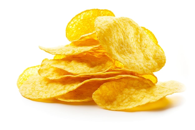 Petite pile de délicieuses chips de pommes de terre croustillantes isolées sur fond blanc