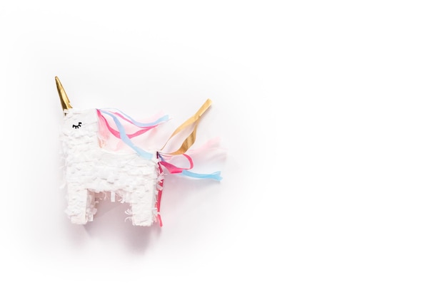 Petite pinata licorne sur fond blanc.