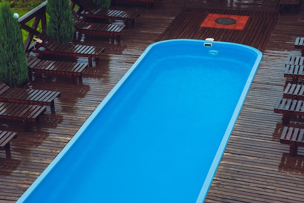 Petite piscine bleue près de la maison