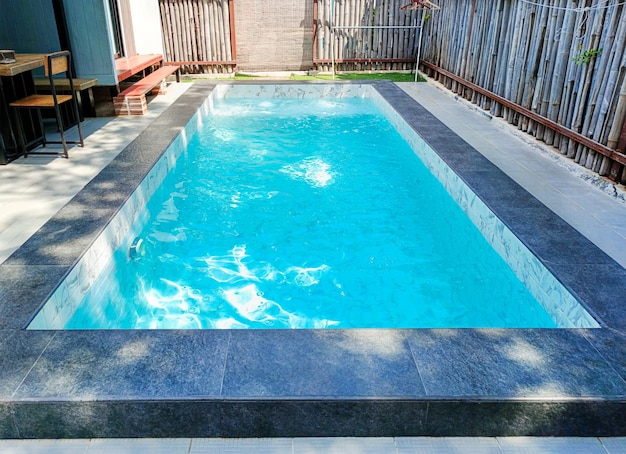 Photo une petite piscine privée vide