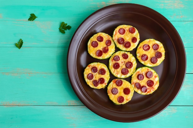 Petite pizza aux courgettes sur les cercles avec pepperoni et mozzarella