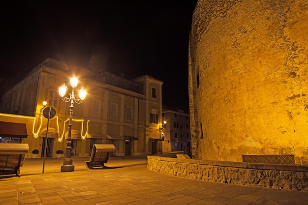 Petite place à Alghero par nuit Italie