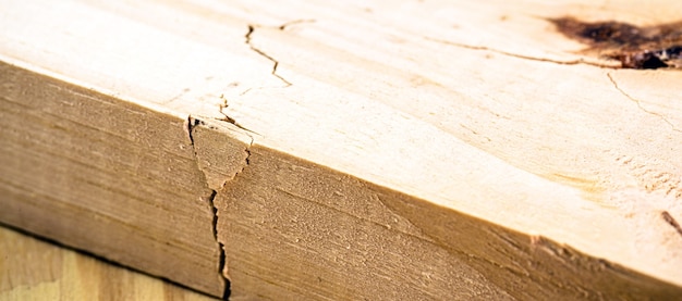 Petite planche de bois noble avec fissure, bois à réparer