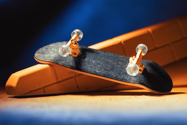 Petite planche à roulettes pour patiner avec la touche des doigts sur une rampe en plâtre