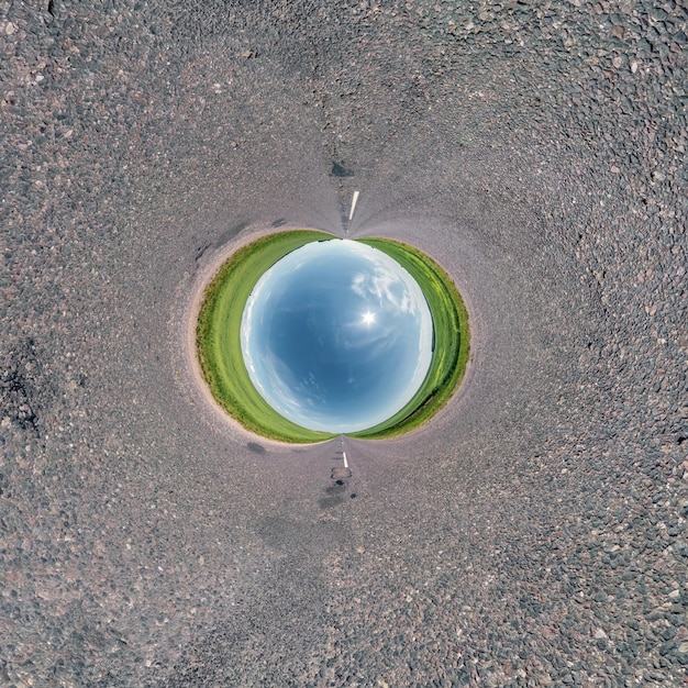 Petite planète bleue Inversion de minuscule planète transformation du panorama sphérique 360 degrés Vue aérienne abstraite sphérique Courbure de l'espace