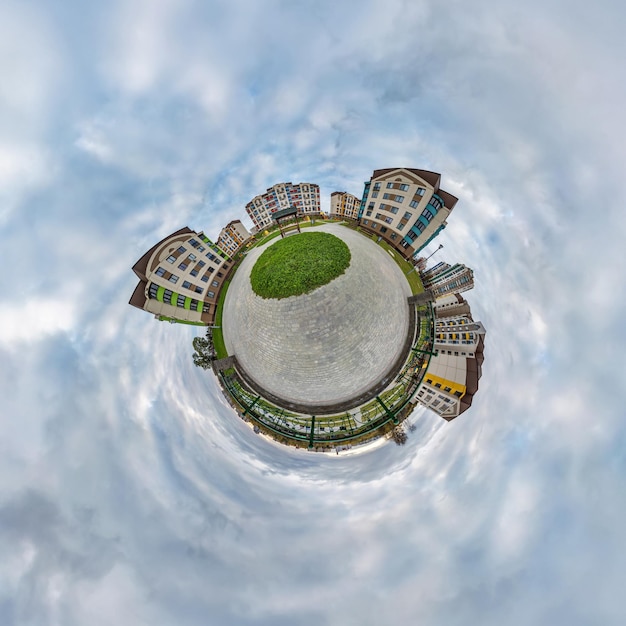 Petite planète dans le ciel bleu avec des nuages dans un complexe résidentiel moderne à plusieurs étages de développement urbain Transformation du panorama sphérique 360 en vue aérienne abstraite