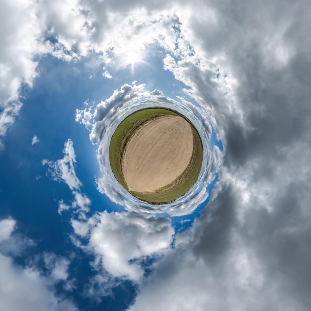 Petite planète dans un ciel couvert bleu avec de beaux nuages avec transformation du panorama sphérique à 360 degrés Vue aérienne abstraite sphérique Courbure de l'espace