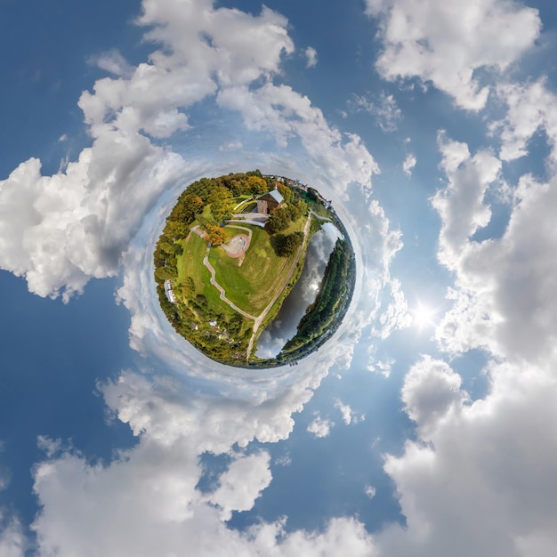 Photo petite planète dans le ciel avec des nuages surplombant la vieille ville développement urbain bâtiments historiques et carrefour transformation du panorama sphérique 360 en vue aérienne abstraite