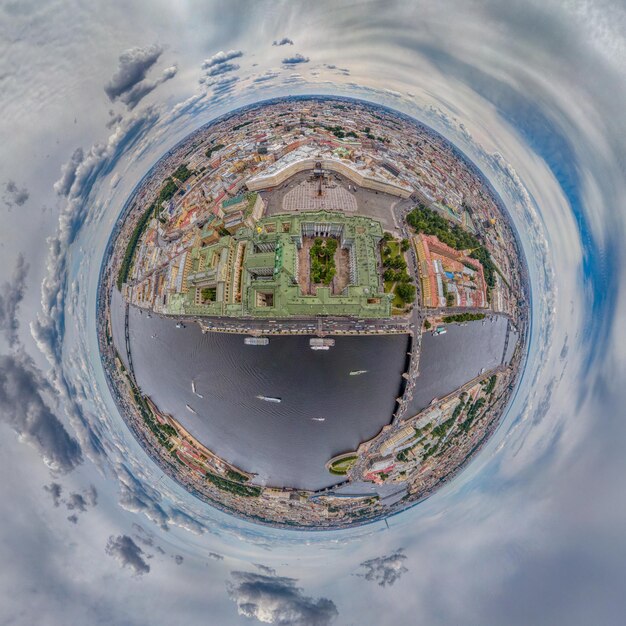 petite planète avec le Palais d'Hiver et l'Ermitage à Saint-Pétersbourg