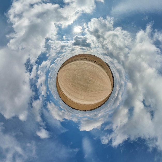 Une petite planète simple sans bâtiments dans un ciel bleu avec de beaux nuages Transformation d'un panorama sphérique à 360 degrés Vue aérienne abstraite sphérique Curvature de l'espace