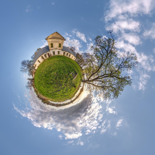 Petite planète et sphérique vue panoramique aérienne à 360° sur la rue ancien château médiéval avec église et bâtiments historiques avec colonnes