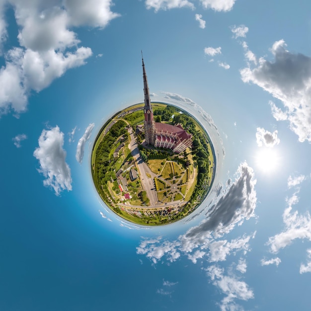 Petite planète transformation du panorama sphérique à 360 degrés surplombant l'église au centre du globe dans le ciel bleu Vue aérienne abstraite sphérique avec courbure de l'espace