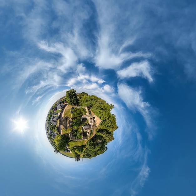 Petite planète verte dans le ciel bleu avec de beaux nuages avec transformation du panorama sphérique à 360 degrés Courbure de l'espace