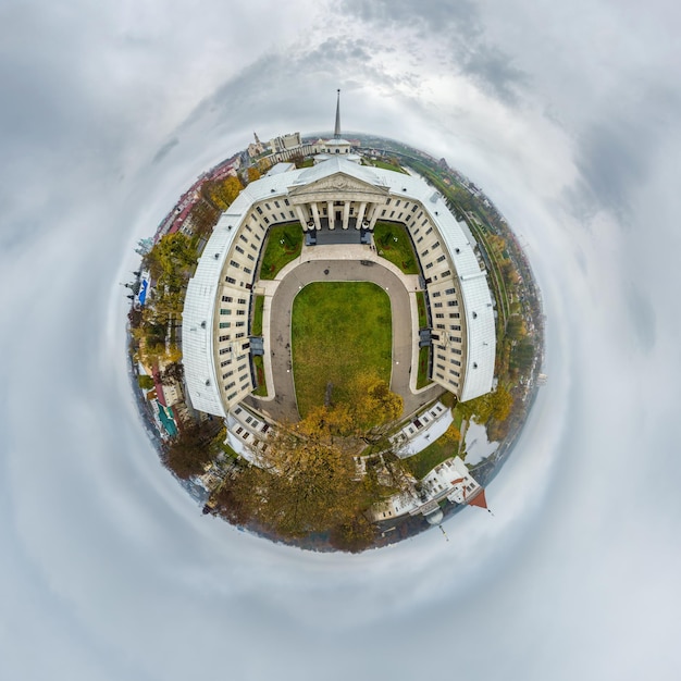 Petite planète et vue panoramique aérienne sphérique à 360 degrés sur l'ancien château médiéval de rue avec église et bâtiments historiques avec colonnes