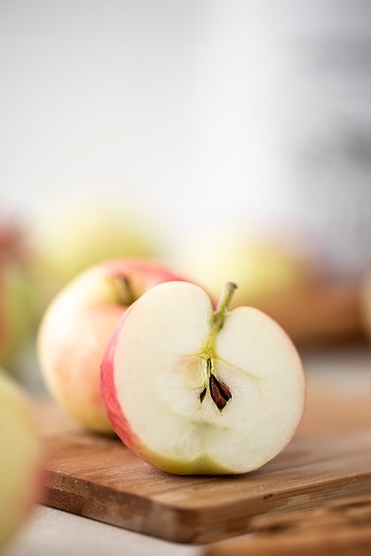 Petite pomme mûre coupée en deux