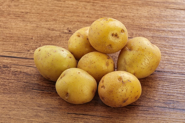 Petite pomme de terre biologique crue à cuisiner