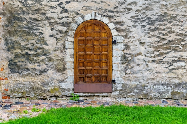 Petite porte en bois dans un château médiéval pour sortir sur l'extérieur.