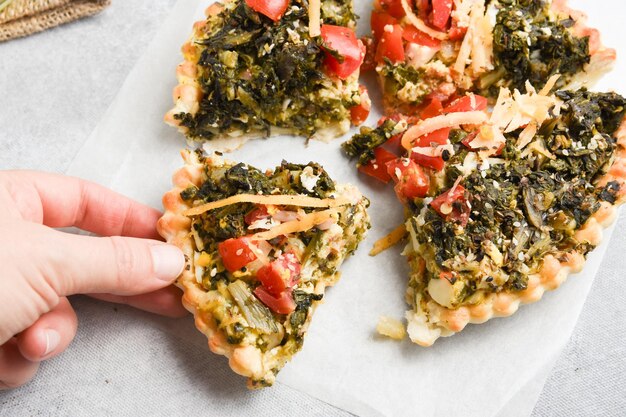 une petite portion de tarte aux légumes