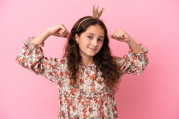 Petite Princesse Caucasienne Avec Couronne Isolée Sur Fond Rose Faisant Un Geste Fort