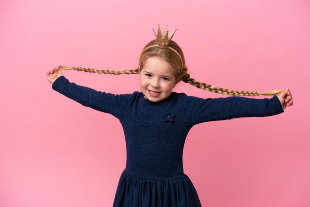 Petite princesse avec couronne isolée sur fond rose