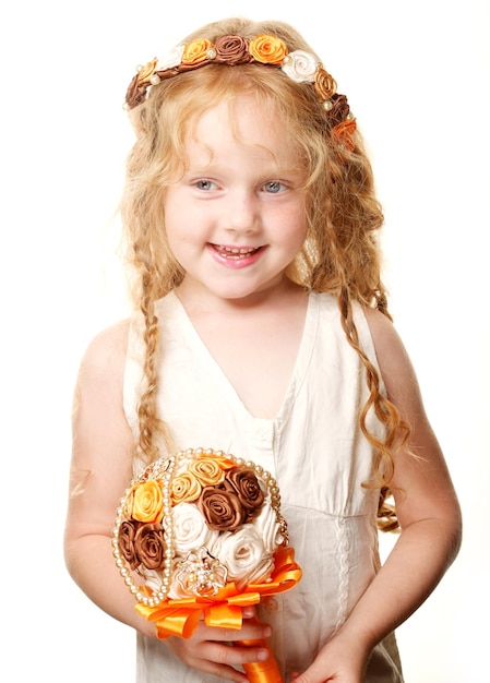 Petite princesse posant avec bouquet