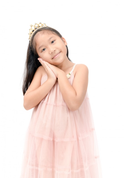 Petite princesse sourire en robe rose isolé