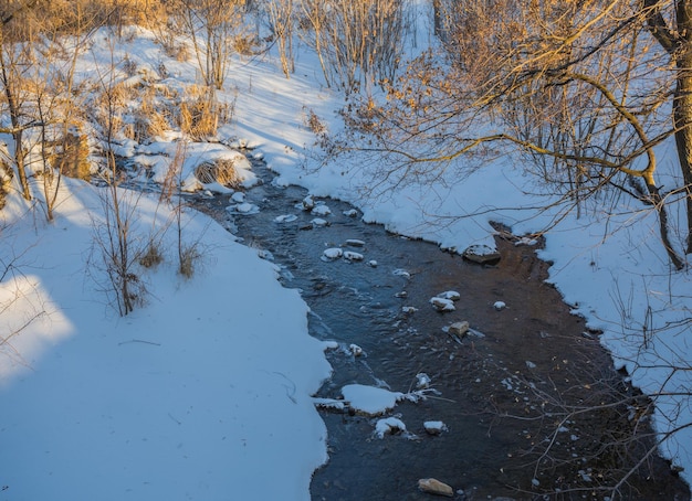 Petite rivière en journée ensoleillée d'hiver